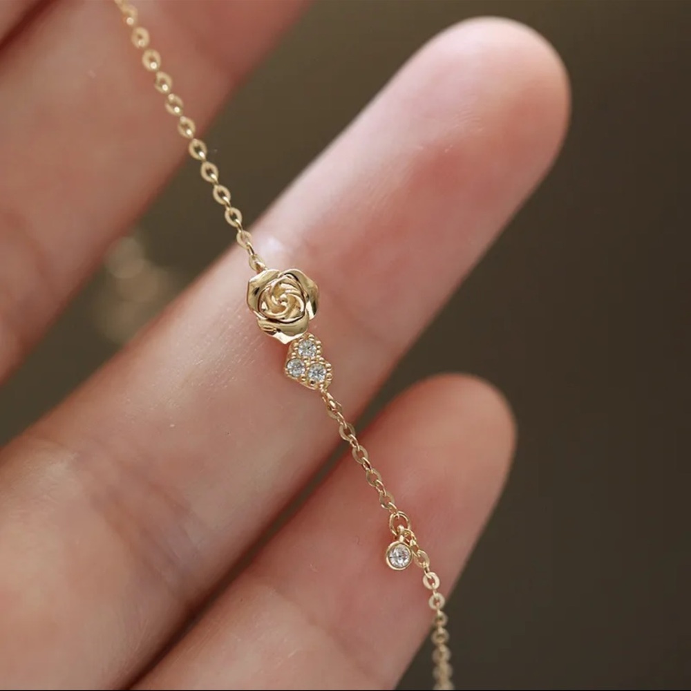 Elegant Gold Rose Pendant Necklace